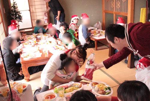 カムカム2のクリスマスイベントに参加させて頂き、子供たちにクリスマスブーツ（お菓子）のプレゼントをさせていただきました。
